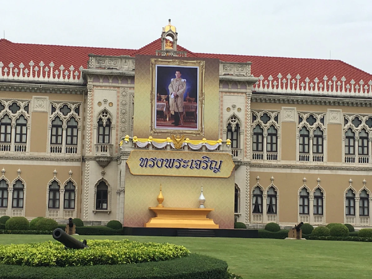 ร.10 และร.9 ณ ทำเนียบรัฐบาล!!!อัญเชิญพระบรมฉายาลักษณ์ "สมเด็จพระเจ้าอยู่หัวมหาวชิราลงกรณฯ"ประดับหน้าตึกไทยคู่ฟ้า"ในหลวงร.9"หน้าตึกสันติไมตรี