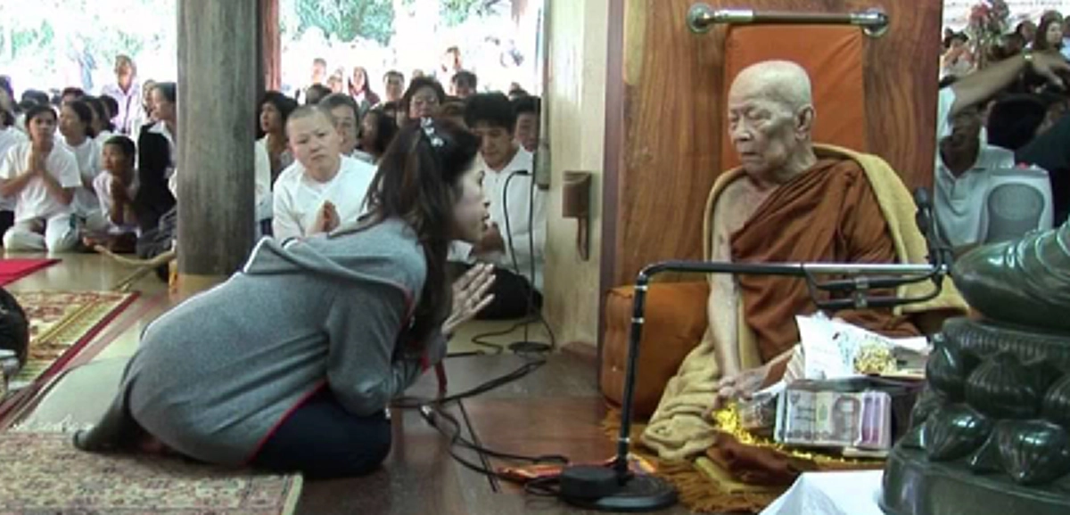 "โยมเคยเป็นภรรยาในอดีตชาติที่ผ่านมาถึง ๒๗ชาติ"  หลวงตามหาบัวจึงมาเผาและกล่าวบอกลาไปนิพพานว่า "เราจะมาเผาแกเป็นครั้งสุดท้าย"