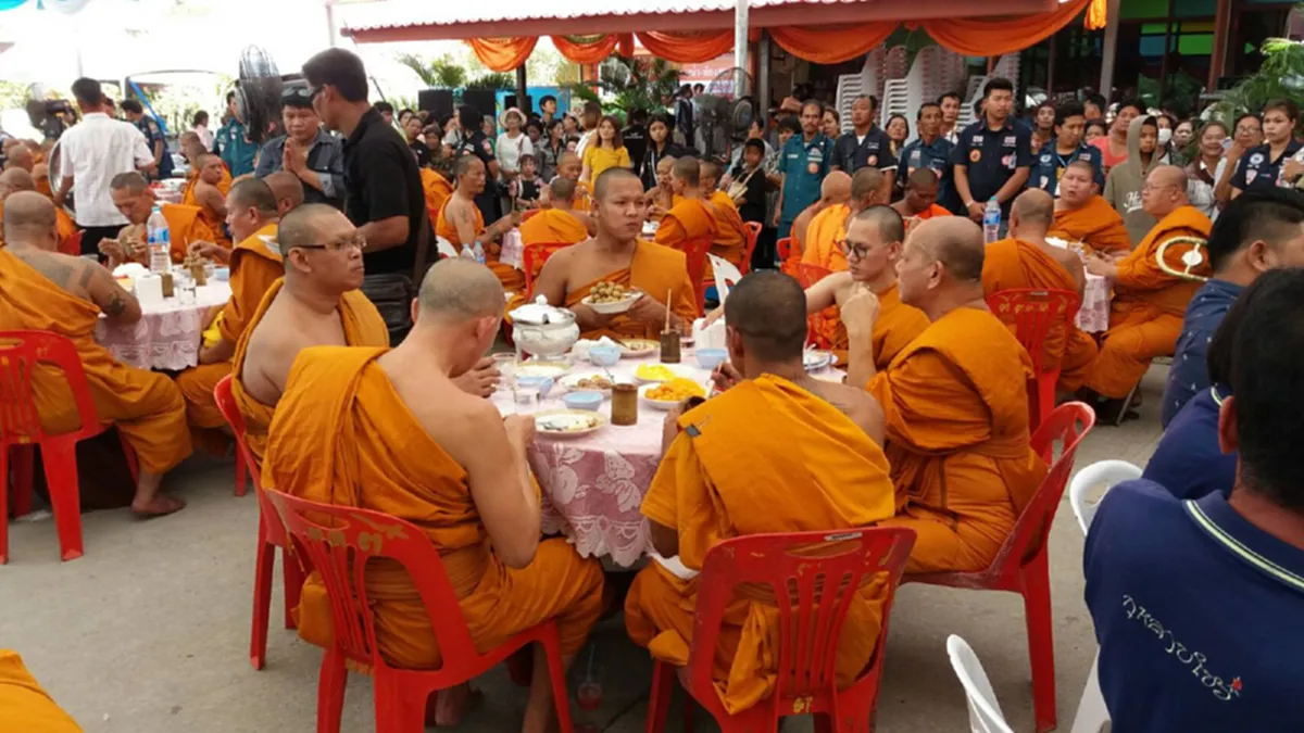 ฮือฮาวัดแตก!!! ลิเกดัง "ศรราม น้ำเพชร"  ทำบุญเช้าก่อนเข้าพิธีบวชช่วงบ่าย แบ่งแล้วเงินล้าน 3 ส่วนมีโปรยทานเท่าไรขออุบ??