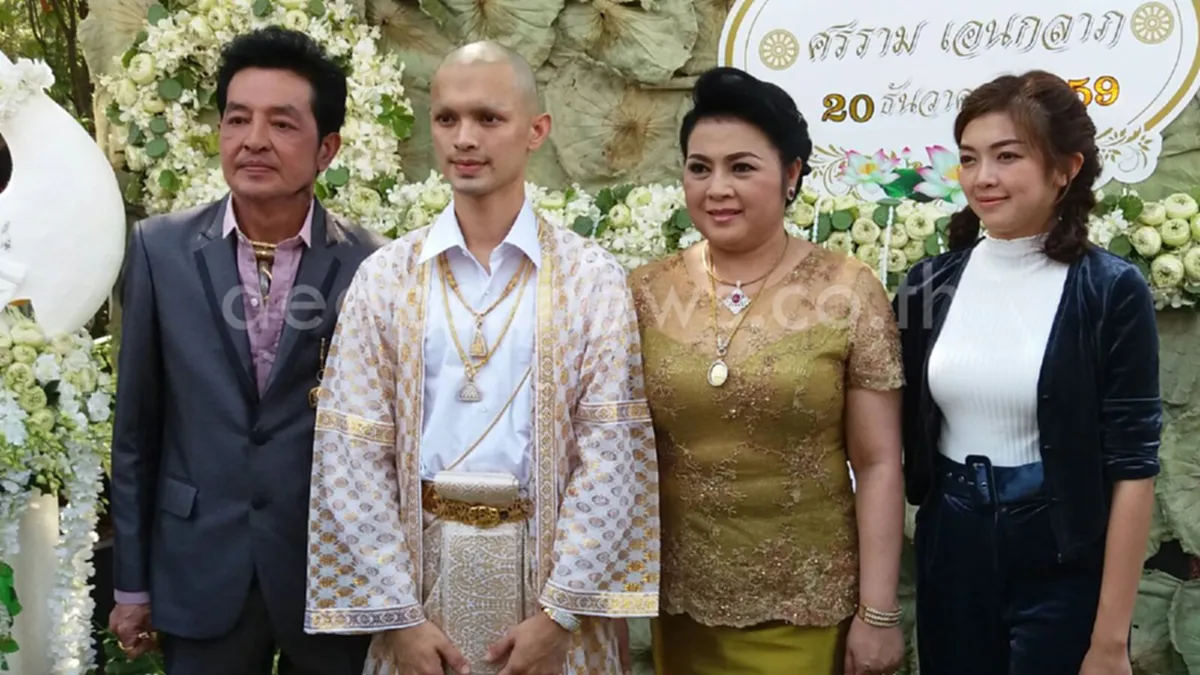 สุดๆ..สมการรอคอย!!! "ลิเกศรราม"ขึ้นรถ 10 ล้อแห่นาคเข้าโบสถ์พร้อมโปรยทานเงินสดๆ 4 แสน อื้ออึ้งมีคนโชคดีหยิบแบงก์พันบาทติดไม้ติดมือกลับบ้านด้วย (ชมคลิปนาทีตื่นเต้น)