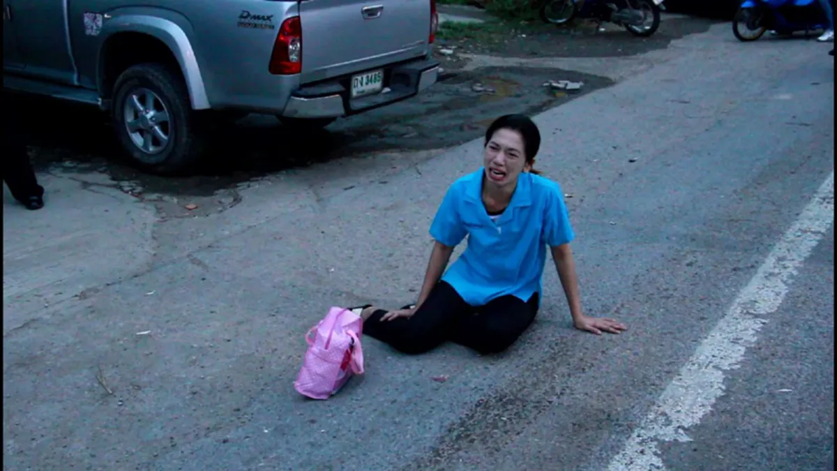 ลากคอมันด่วน!! "โชเฟอร์รถพ่วง" พุ่งชน 3 แรงงานพม่า ร่างกระเด็นเกลื่อนถนน -พยานเห็นคาตา มันขับมายังไง ก่อนหลบหนี!!