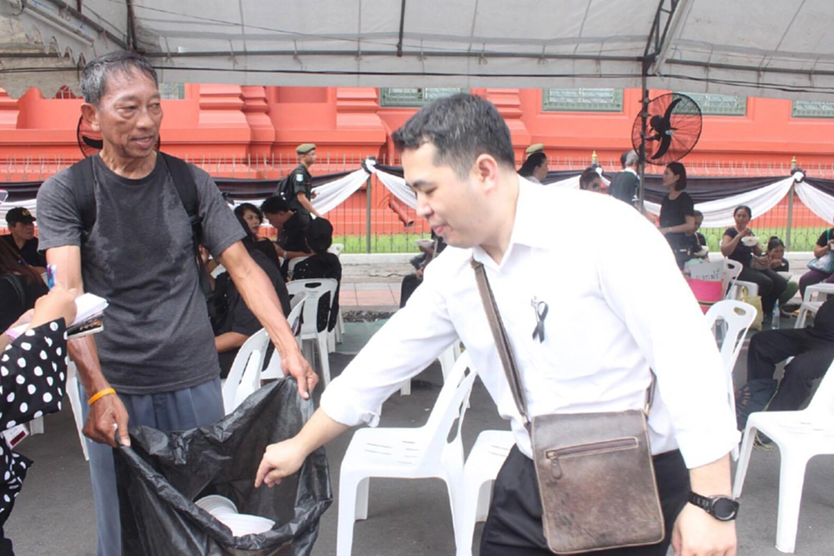 ร่วมด้วยช่วยกัน!!! ตำรวจเกษียณราชการ ช่วยเดินเก็บขยะรอบสนามหลวง บอกจากใจ หัวใจพี่หล่อสุดๆๆ (ชมภาพ)