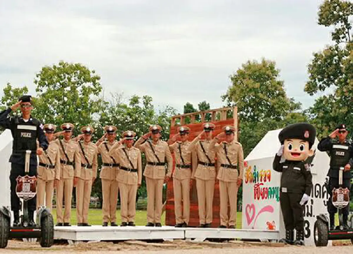 เพิ่มความขลัง!! สภ.เชียงคาน นำตร.ใส่ชุดเจ้าหน้าที่ตำรวจโบราณ สร้างความแปลกตา ปชช.แห่ถ่ายรูปคึกคัก !!