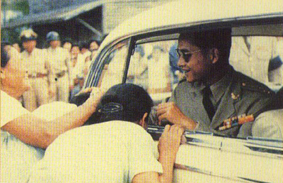 "เปิดไฟรถผ่าตัดให้ชาวบ้านในทุ่ง"...เผยเรื่องที่ไม่เคยเป็นข่าว ของ ในหลวงร.9" ผู้ไม่เคยทิ้งปวงชน ที่คนไทยต้องได้อ่าน!! 