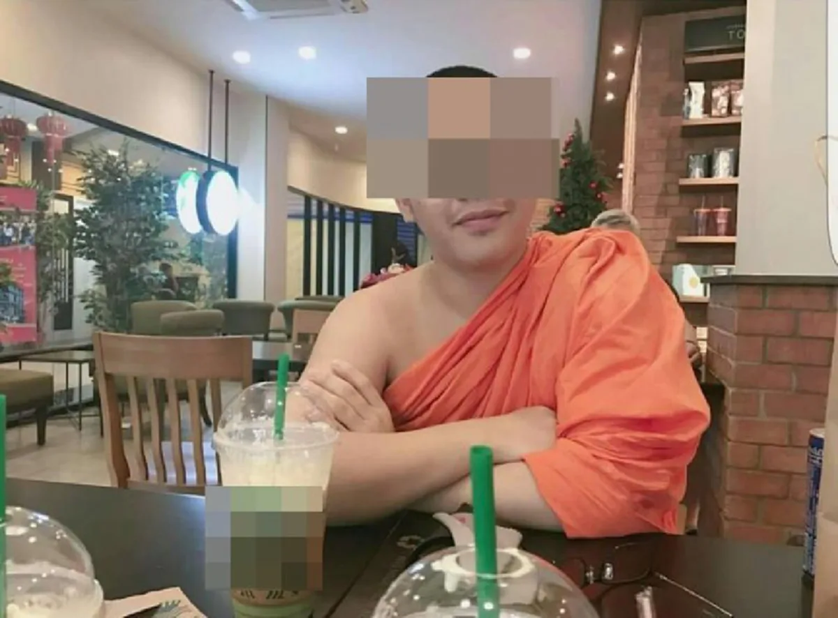 เปลืองข้าววัด!!! โล้นห่มเหลืองทำตัวไฮโซ จิบกาแฟร้านหรู ใช้ของแบรนด์เนม แถมอัพไอจีคู่สาว ชาวเน็ตจวก...นี่อาบัติชัดๆ!!! (มีภาพ)
