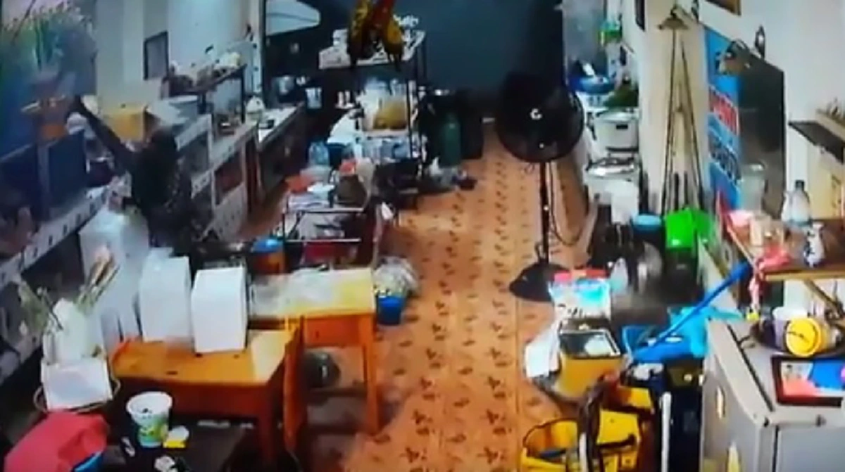 ริเป็นโจรแต่กลัวนรก!! กล้องจับภาพชัดๆ หนุ่มย่องยกพุ่มผ้าป่าวางร้านอาหาร ยกมือท่วมหัวขออโหสิก่อนลงมือทำบาป (ภาพ)