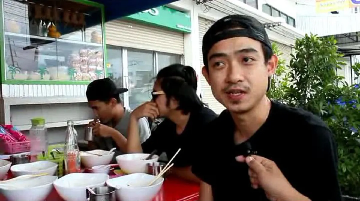 น้ำใจคนไทย!! ร้านก๋วยเตี๋ยวเมืองชลบุรี เปิดให้ นักร้อง-นักดนตรี ขาดรายได้ กินฟรี 30 วัน