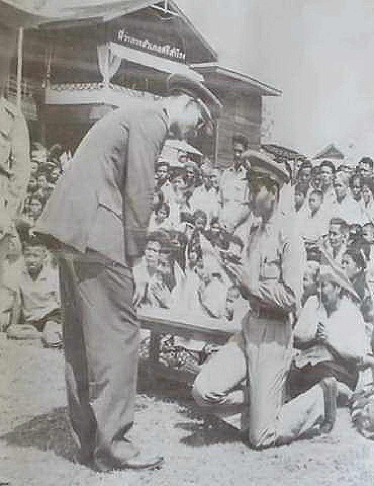 พระเมตตา เปี่ยมล้น!!!ขอฝากเด็กๆด้วยนะ ช่วยสอนให้เขาเป็นคนดีในหลวง ร.๙ ตรัสกับอดีตครูเมื่อคราเข้าเฝ้าเมื่อ ๕๘ ปีที่ผ่านมาที่สุโขทัย(มีคลิป)