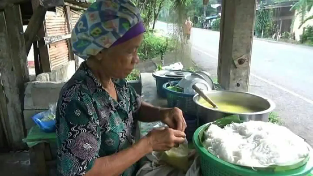 สุดยอดคนดีศรีเมืองตรัง!! ยายเอียดวัย 68 ขายขนมจีนจาน 5 บาท เด็ก 3 บาท คนแก่เกิน 70 ปี กินฟรีตลอด รสชาติอร่อย มีสุขทั้งคนกินและคนขาย