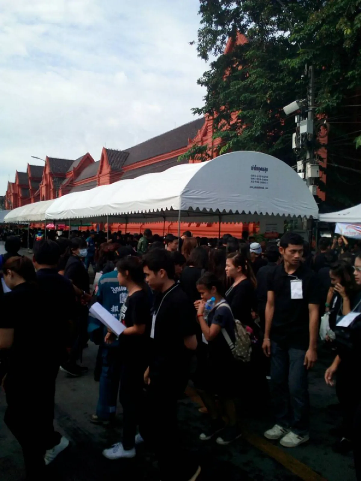 ทั่วโลกต้องประจักษ์ !!! คนไทย ใจหนึ่งเดียวกัน หลั่งไหลถวายอาลัย  ร้องเพลงสรรเสริญ แน่นรอบสนามหลวง (มีภาพ)