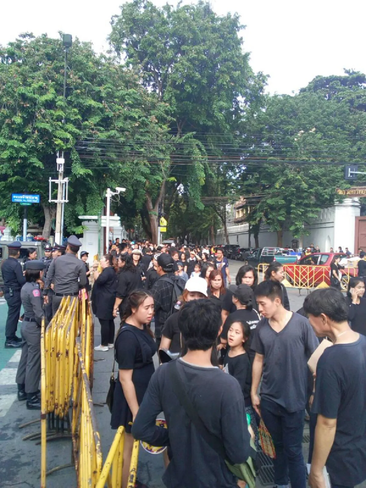 ทั่วโลกต้องประจักษ์ !!! คนไทย ใจหนึ่งเดียวกัน หลั่งไหลถวายอาลัย  ร้องเพลงสรรเสริญ แน่นรอบสนามหลวง (มีภาพ)
