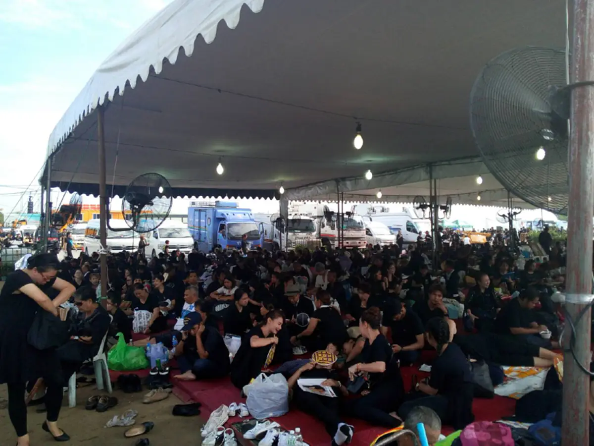 ทั่วโลกต้องประจักษ์ !!! คนไทย ใจหนึ่งเดียวกัน หลั่งไหลถวายอาลัย  ร้องเพลงสรรเสริญ แน่นรอบสนามหลวง (มีภาพ)