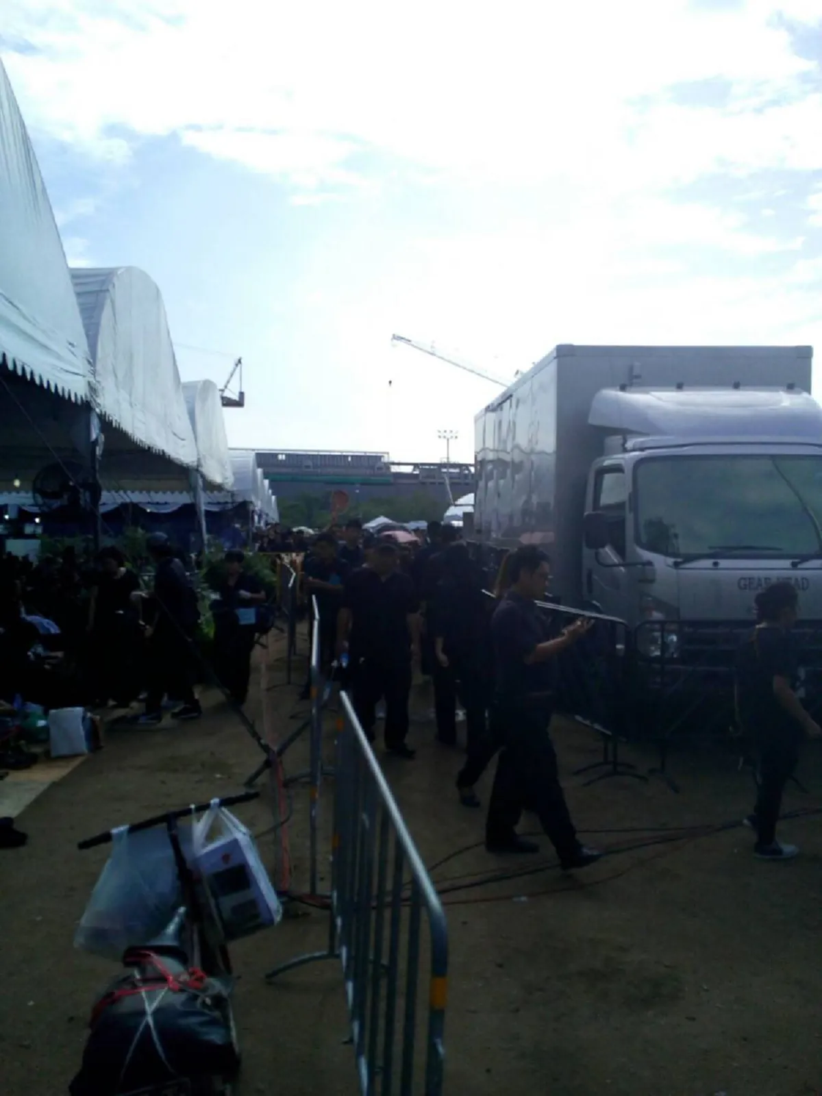 ทั่วโลกต้องประจักษ์ !!! คนไทย ใจหนึ่งเดียวกัน หลั่งไหลถวายอาลัย  ร้องเพลงสรรเสริญ แน่นรอบสนามหลวง (มีภาพ)
