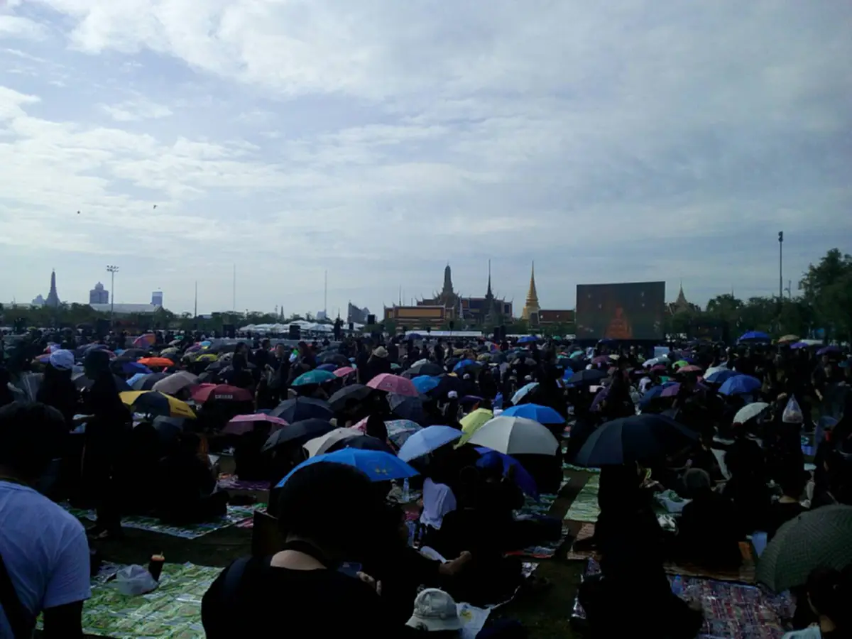 ทั่วโลกต้องประจักษ์ !!! คนไทย ใจหนึ่งเดียวกัน หลั่งไหลถวายอาลัย  ร้องเพลงสรรเสริญ แน่นรอบสนามหลวง (มีภาพ)