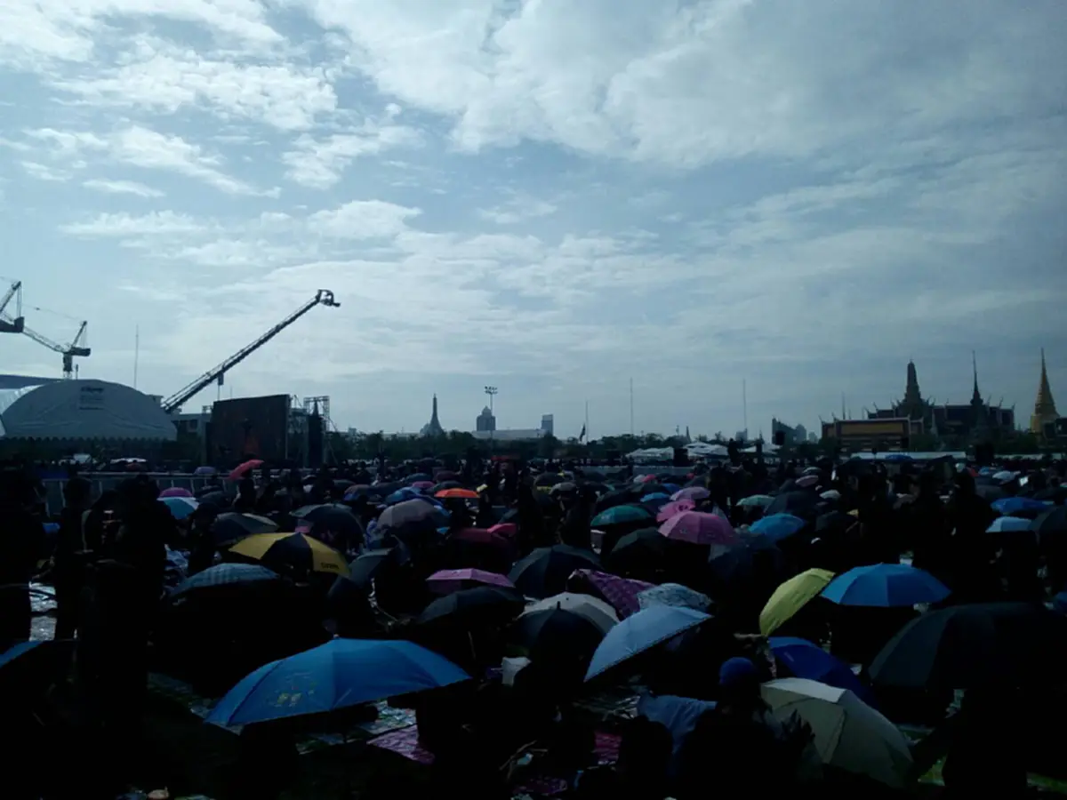 ทั่วโลกต้องประจักษ์ !!! คนไทย ใจหนึ่งเดียวกัน หลั่งไหลถวายอาลัย  ร้องเพลงสรรเสริญ แน่นรอบสนามหลวง (มีภาพ)