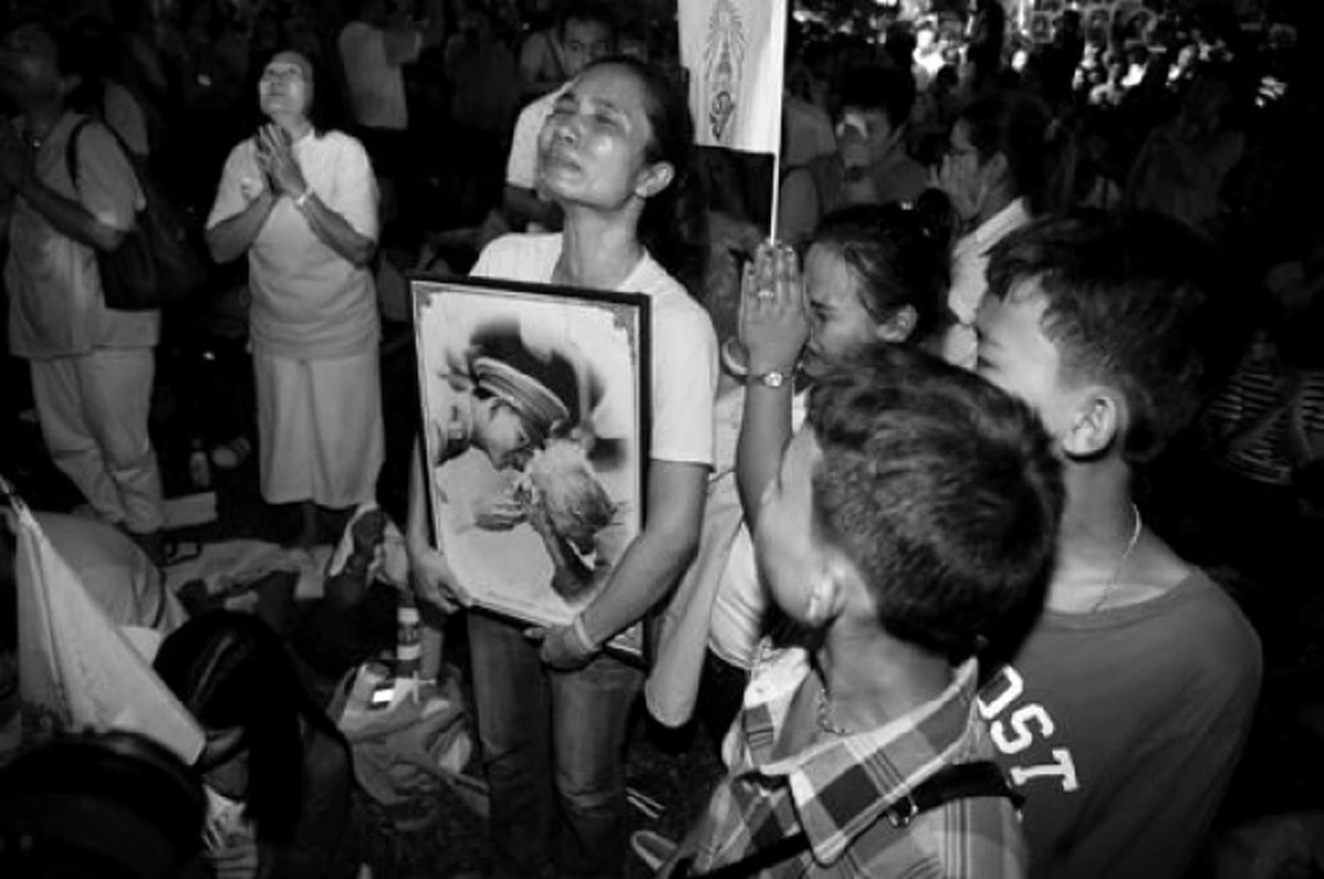 "13 ตุลาคม 2559" ค่ำคืนแห่งมหาโศก วันแห่งการสูญเสียครั้งยิ่งใหญ่ "วันโศกเศร้าที่สุดแห่งปี 2559" ที่คนไทยจะจดจำไปชั่วชีวิต (ชมคลิป)