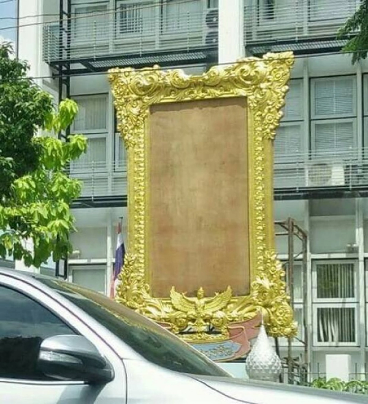 ได้ใจคนไทยทั้งชาติ!! นายกสั่งเฉียบขาด ห้ามนำพระบรมฉายาลักษณ์ รัชกาลที่ ๙ ออกจากที่ตั้งเดิมโดยเด็ดขาด!!