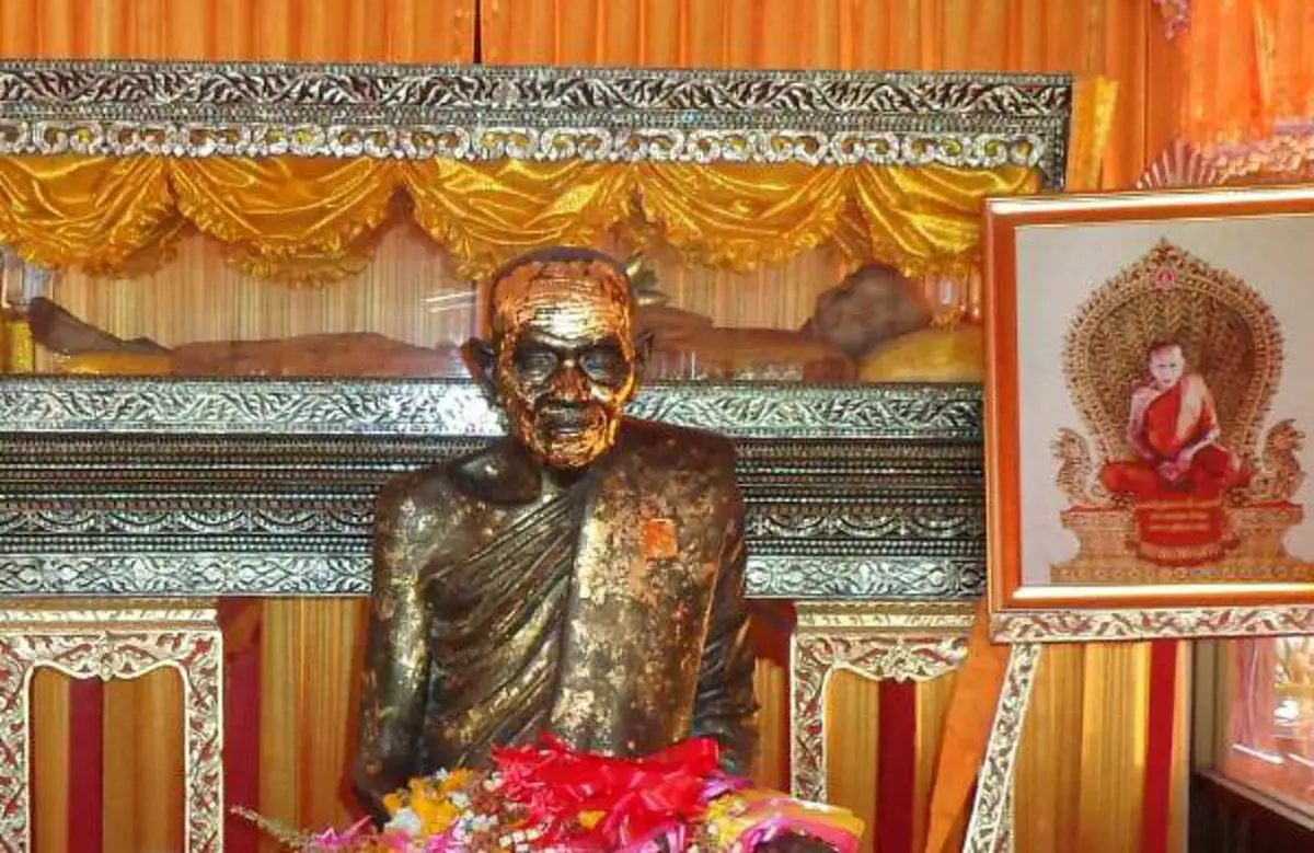 ยกมือท่วมหัว!!ปาฏิหาริย์"หลวงปู่บ๊ก"พระเกจิ5แผ่นดินผู้มีวาจาสิทธิ์หลังจากละสังขารสรีระไม่เน่าเปื่อยอยู่ในโลงแก้ว
