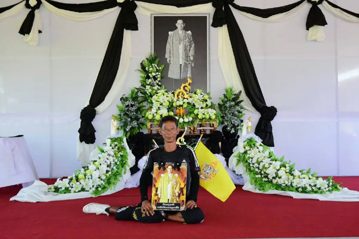 หนทางไกลแต่ใจสู้!! หนุ่มส.อบต.โรงช้าง เดินเท้าเข้ากทม. สู่พระบรมมหาราชวัง เพื่อกราบพระบรมศพ ร.9เผยจะทำดีเพื่อพ่อทั้งชีวิต
