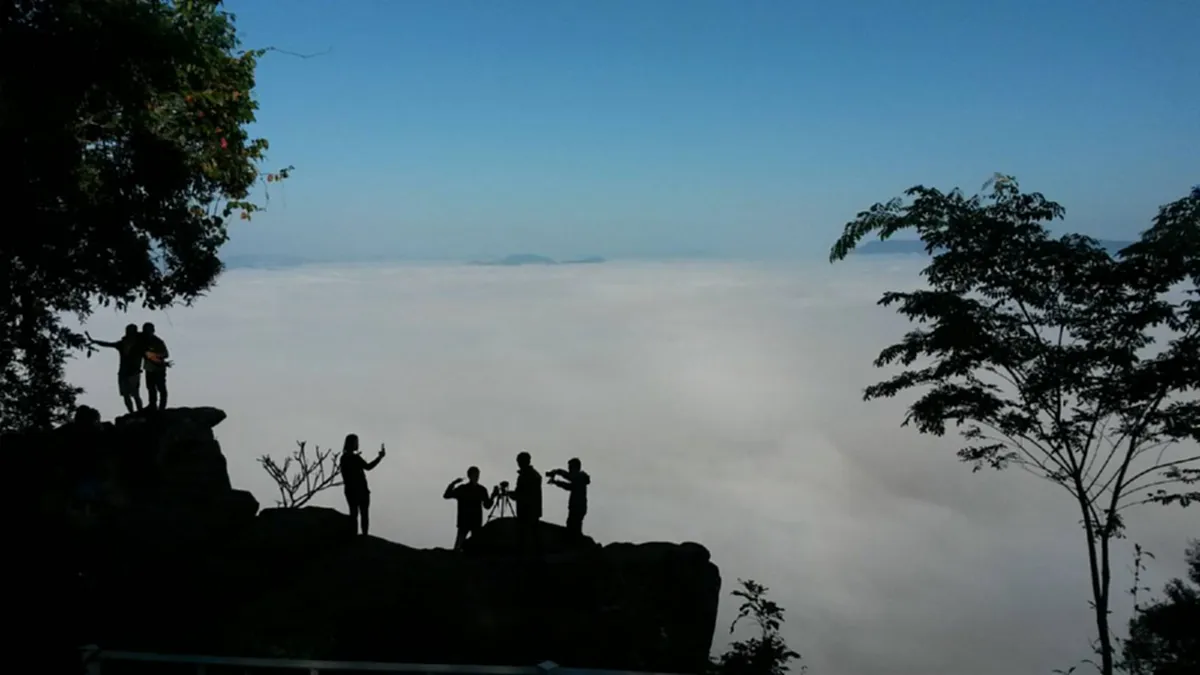 แพ๊คกระเป๋าได้เลย!!สวยสุดๆชมทะเลหมอกบนSKY WALK วัดผาตากเสื้อ อ.สังคมนักท่องเที่ยวแห่ชมจำนวนมาก!!ต้องไปให้ได้ (มีภาพ)