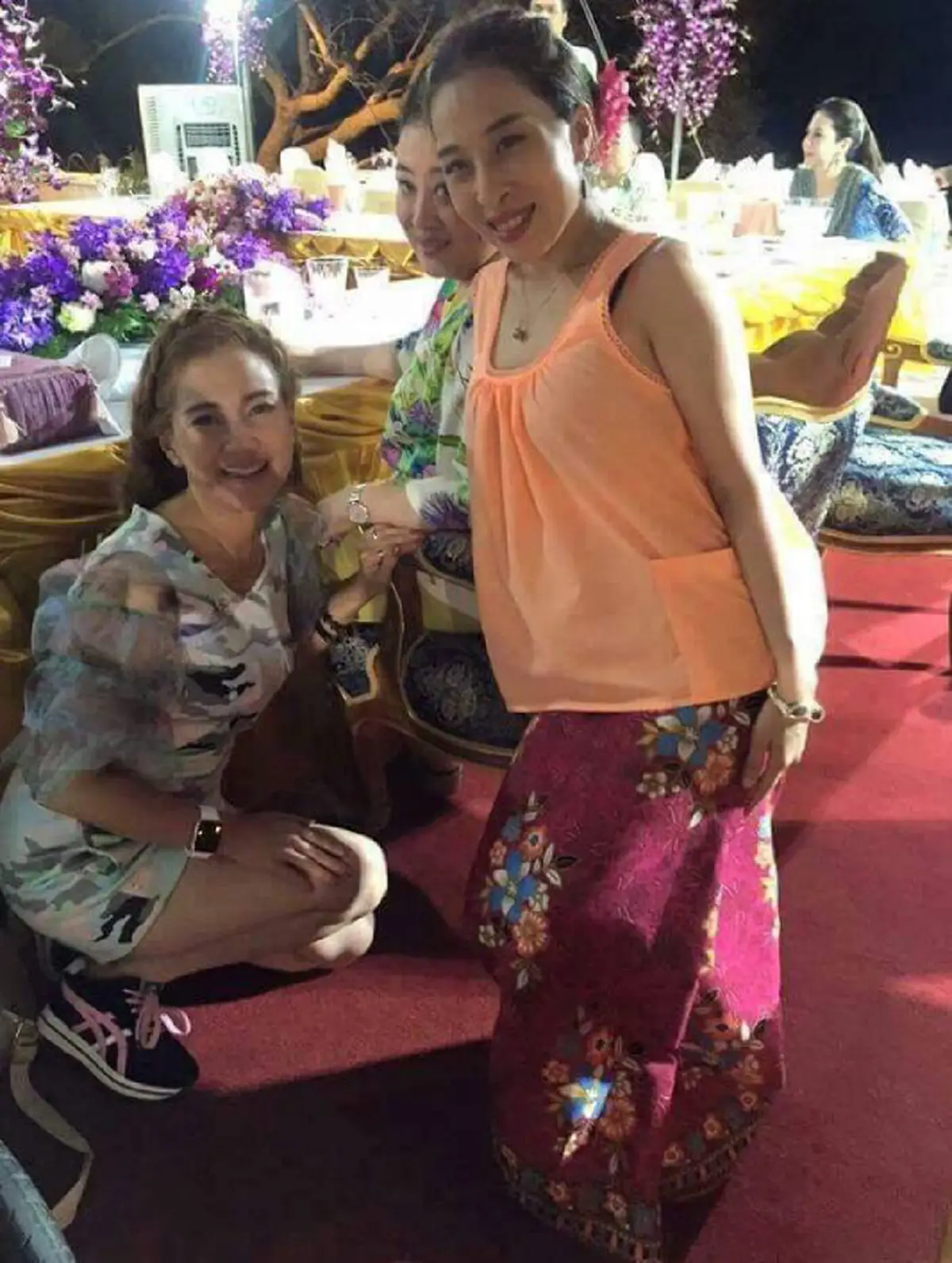 "เป็นบุญตาของกระหม่อมยิ่งนัก" (พระองค์ภาฯ) ทรงเต้นและขับร้องเพลงลูกทุ่ง ด้วยมุมพระน่ารักของพระองค์ถือว่าเป็นภาพที่ชมได้ยากจริงๆ (คลิป)