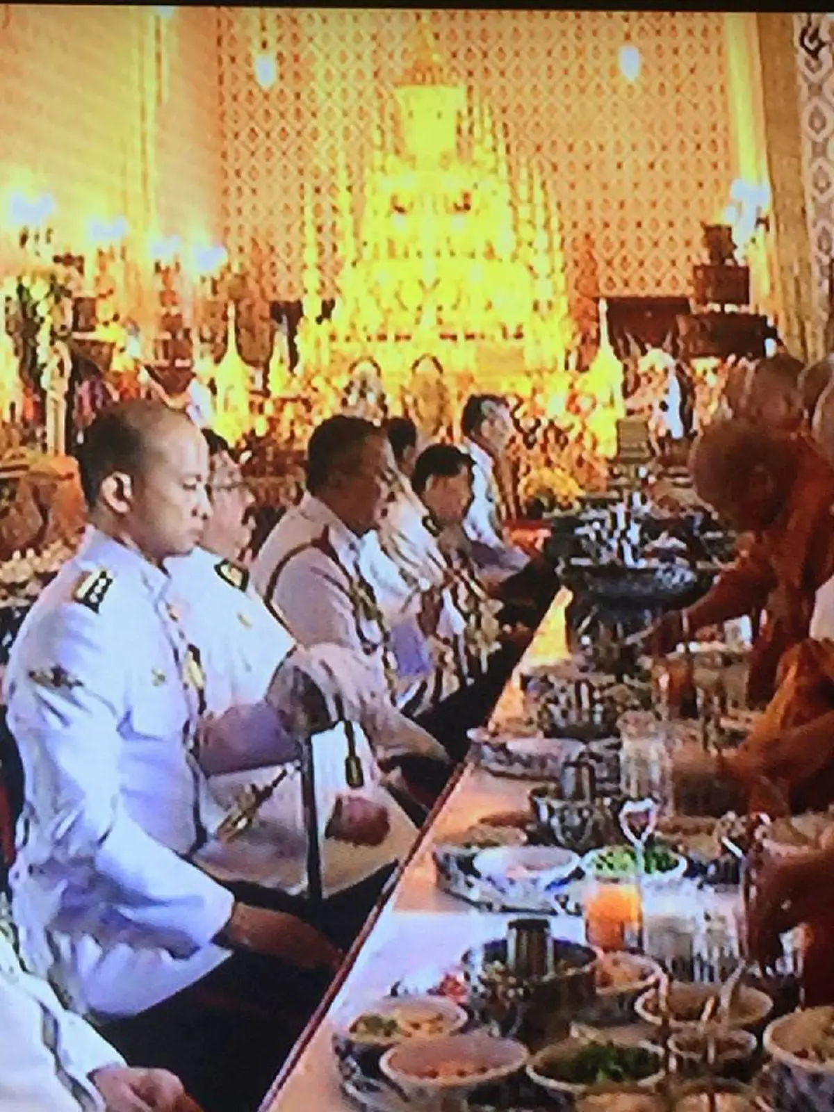 อัศจรรย์! ตอกย้ำคำครูบาอาจารย์ "ในหลวงร.9คือพระโพธิสัตว์" แชร์ทั่วโซเชียล พระบรมโกศคล้ายพระพุทธทรงเครื่องจักรพรรดิ