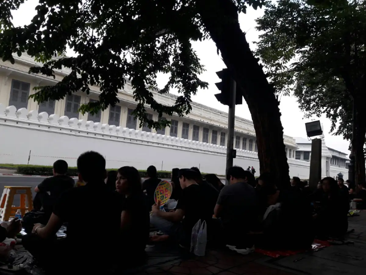 ประชาชนส่งเสด็จกราบถวายบังคมพระบาทสมเด็จพระเจ้าอยู่หัวในพระบรมโกศ ด้านหน้าพระลานตรงข้ามวัดพระแก้ว