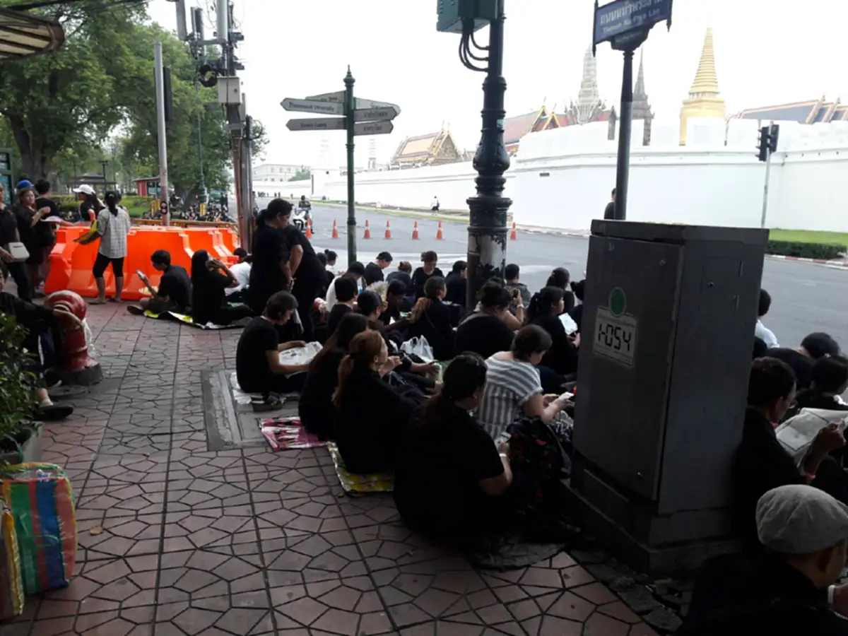 ประชาชนส่งเสด็จกราบถวายบังคมพระบาทสมเด็จพระเจ้าอยู่หัวในพระบรมโกศ ด้านหน้าพระลานตรงข้ามวัดพระแก้ว