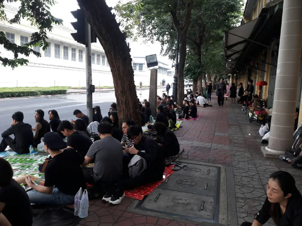 ประชาชนส่งเสด็จกราบถวายบังคมพระบาทสมเด็จพระเจ้าอยู่หัวในพระบรมโกศ ด้านหน้าพระลานตรงข้ามวัดพระแก้ว