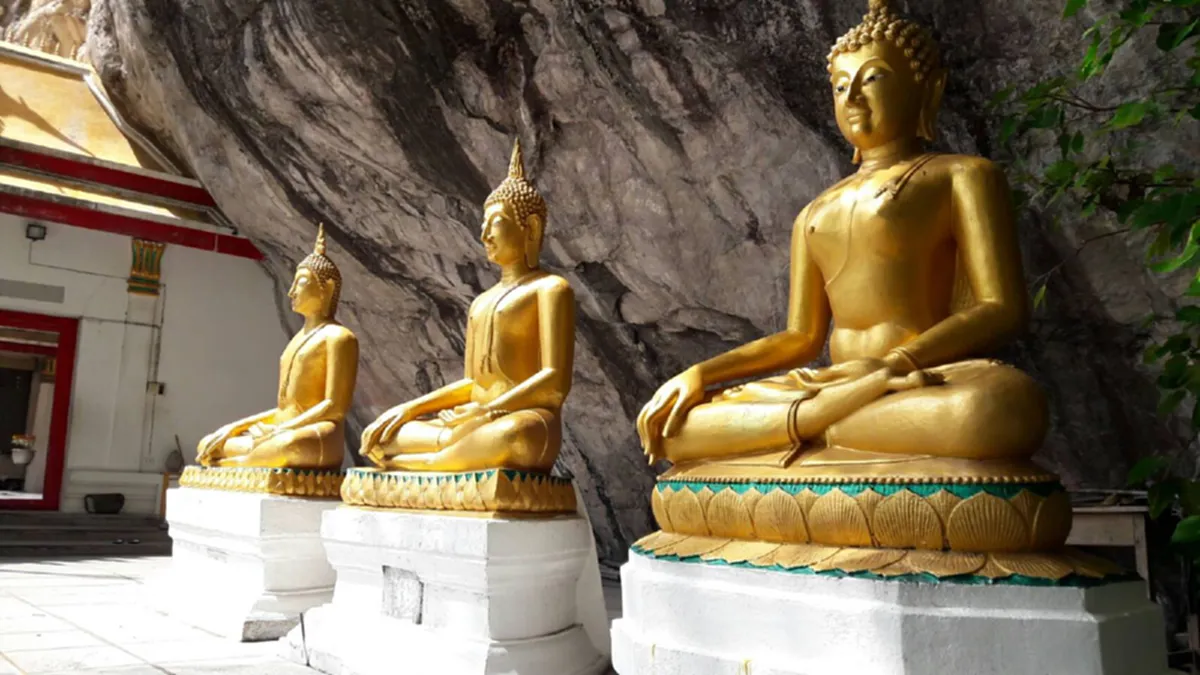 กราบสาธุ!! รอยพระพุทธบาทเบื้องขวา ที่ปรากฏหลักฐานอยู่ในเมืองไทย อายุกว่า ๒,๐๐๐ปี !?!