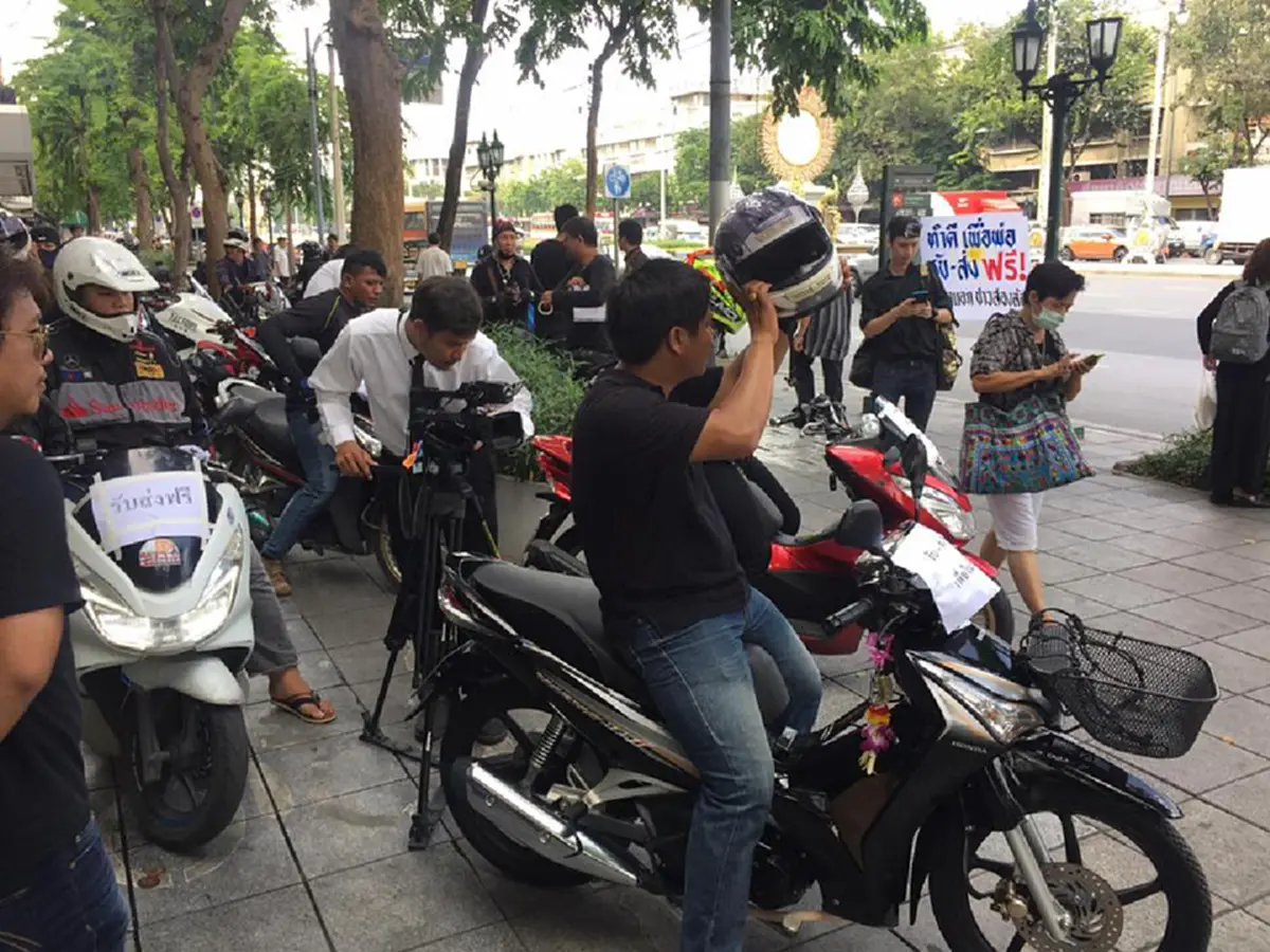 เมื่อเมืองไทยหัวเราะทั้งน้ำตา		