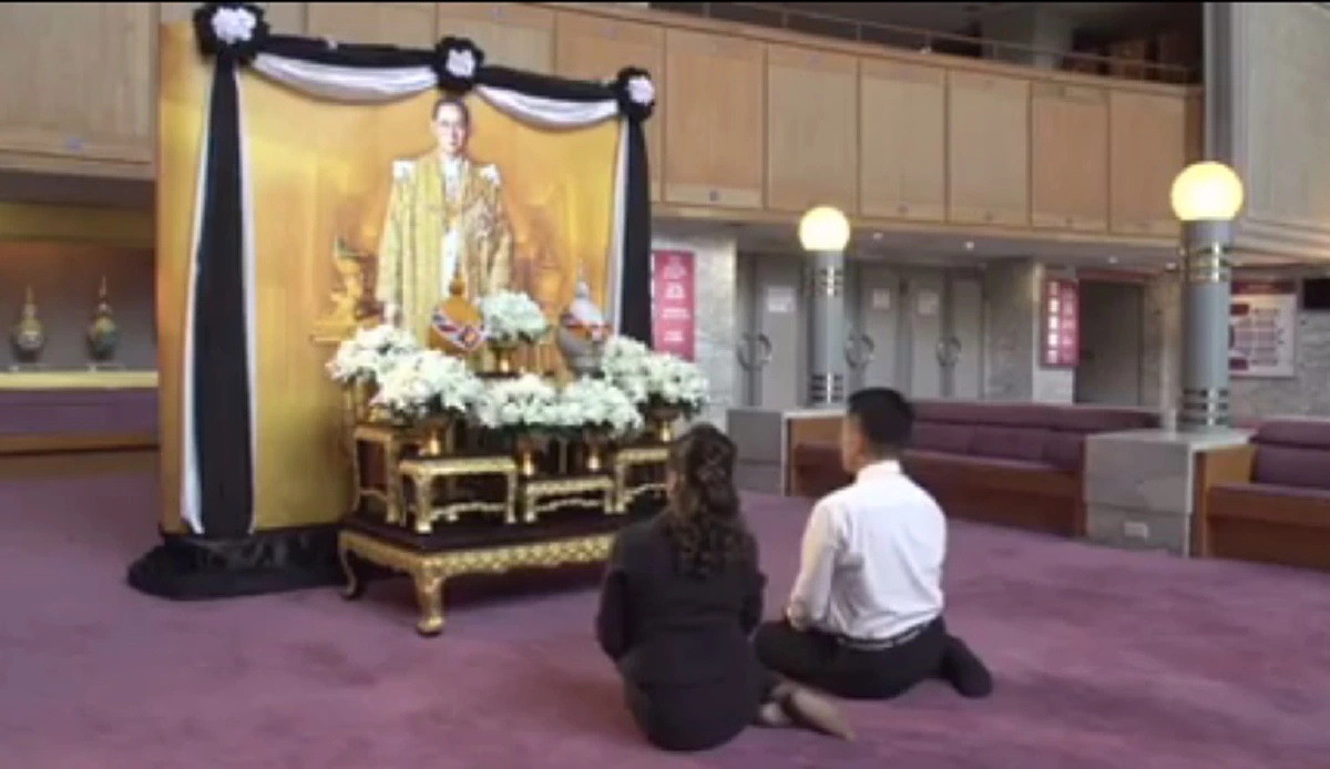 ก.วัฒนธรรม สาธิตการกราบพระบรมศพ ที่ถูกต้องแสดงความเคารพอย่างสูงสุดต่อพระบาทสมเด็จพระปรมินทรมหาภูมิพลอดุลยเดช (คลิป)