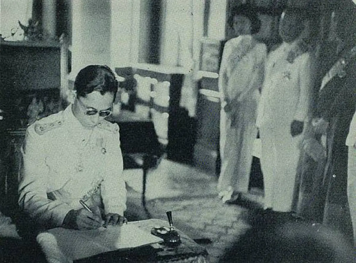 2 พระองค์ ทรงเป็นแบบอย่างการเริ่มต้นสร้างครอบครัว แม้งาน ราชาภิเษกสมรสพระราชพิธีที่เรียบง่ายแทบจะเรียกได้ว่า สิ้นเปลืองน้อยที่สุดในโลก