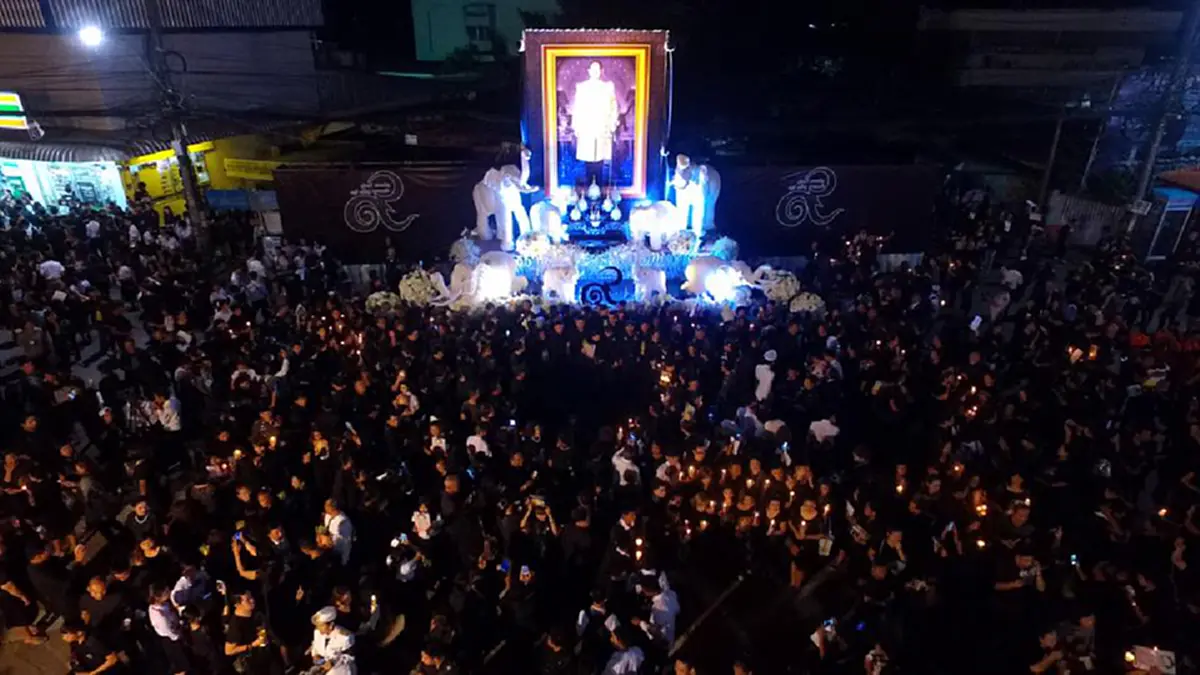 สุดประทับใจ!!หนูน้อยวัย 3 ขวบและชาวสุรินทร์ นับหมื่นๆคนจุดเทียนร้องเพลงสรรเสริญพระบารมีดังกึกก้องเพื่อแสดงความอาลัยในหลวงร.๙(ชมคลิปมุมสูง)