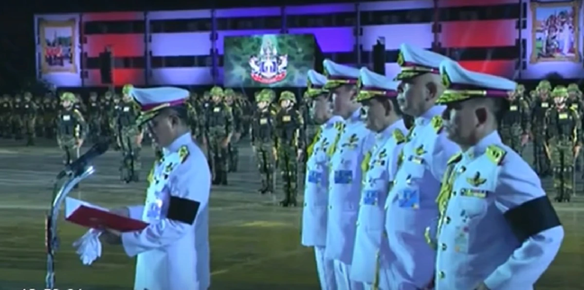 ภาพสุดยิ่งใหญ่!!! นายทหารมหาดเล็กรักษาพระองค์ฯ 897 นาย สวนสนามเนื่องในวันราชวัลลภครบรอบ 148 ปี หน้าพระที่นั่ง "รัชกาลที่ 10"  (มีภาพ)