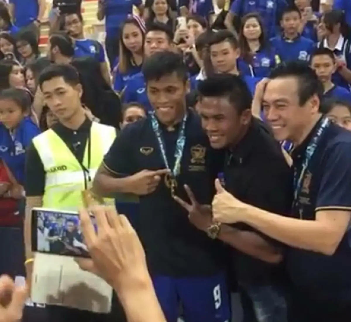 ย้อนดูภาพวินาทีคู่แฝดของวงการกีฬาไทย!!!"บัวขาว-ปีโป้" เหมือนยังกะพี่น้องคลานตามกันมาชัดๆ(คลิป)