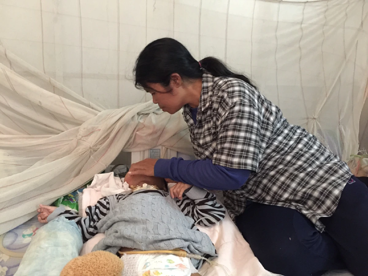 สุดเวทนามีลูกกี่คนก็พิการ!! สาวโคราชท้อใจ กลางวันต้องทิ้งลูกน้อยพิการไว้ลำพังเพื่อหาเงินเลี้ยงปากท้อง วอนผู้ใจบุญช่วยเหลือ