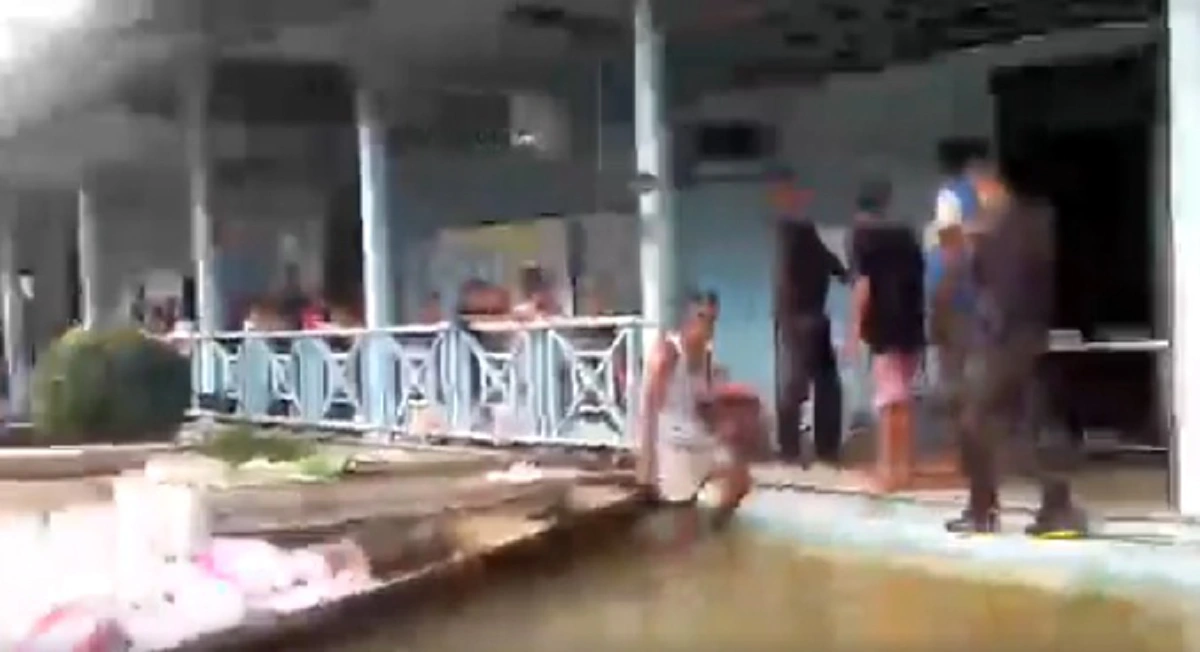 อนุโมทนา..สาธุ!! ชาวบ้านตื้นตัน"หลวงปู่พุทธะอิสระ" มีเมตตา ลุยฝ่าน้ำท่วมลึกหลายจุดนครศรีฯนำสิ่งของมอบถึงมือแบ่งเบาภาระหน่วยงานรัฐ !?! (คลิป)