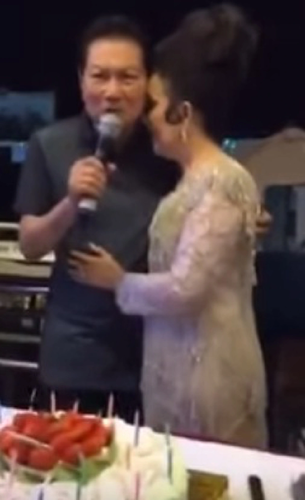 หวานซึ้ง!!! "ชรินทร์" ครวญเพลงหยาดเพชร ฉลองวันเกิด 73 ปีศรีภรรยา "เพชรา เชาวราษฎร์"  ( คลิป)