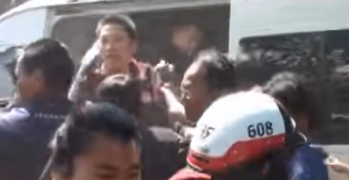 สมควรโดนเลวนรก!! ชาวบ้านฮือตื้บผัวหลอนยาบ้าทุบตีเอาสว่านเจาะหัวเมียดับอนาถขณะคุมทำแผนฆ่า