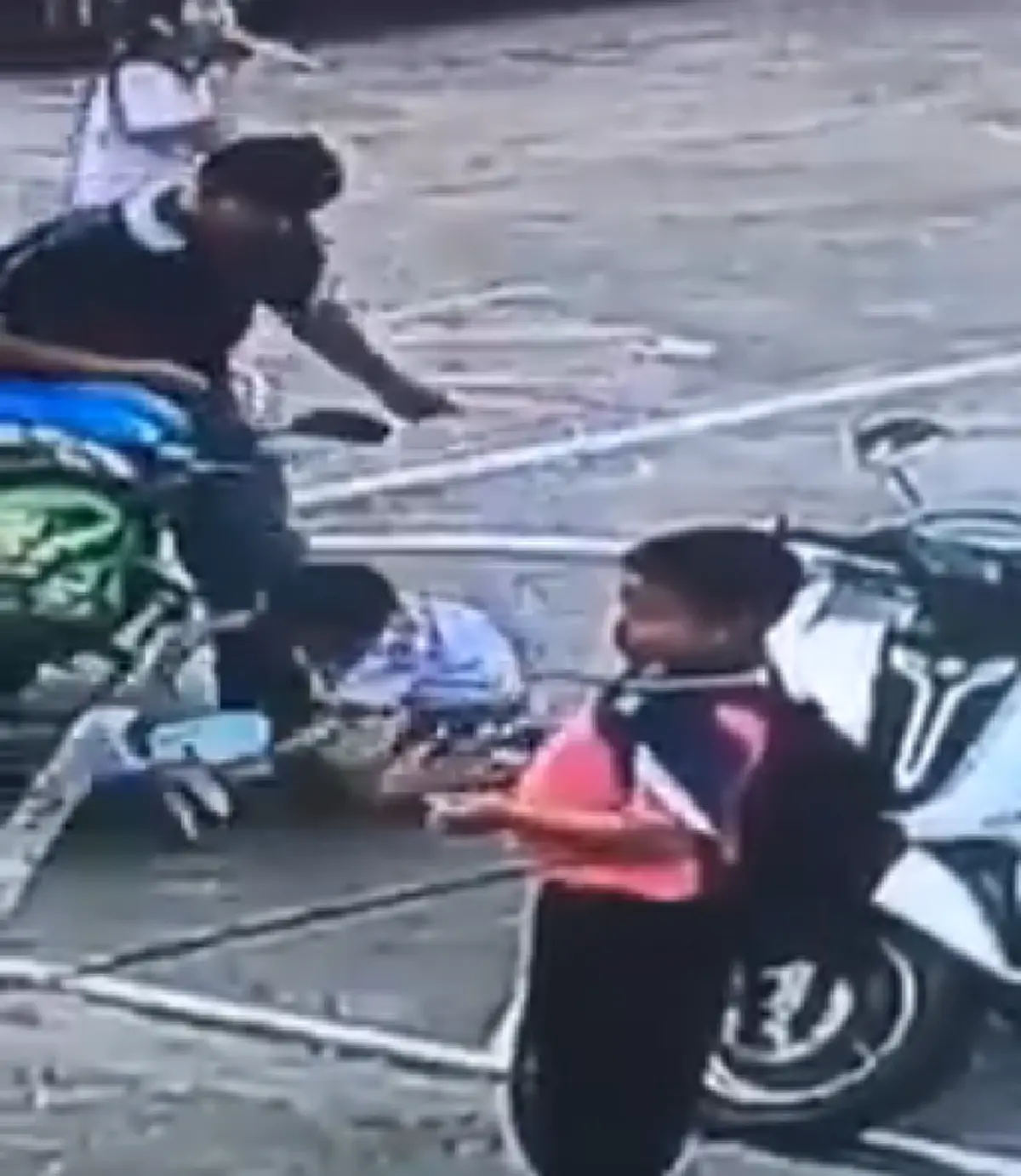 ช่วยกันส่องหน้าชัดๆ!!!พ่อเลี้ยงใจสัXXXตบหัวลูกเลี้ยงวัยอนุบาล กระทืบซ้ำ หรือไม่ ??? ทำกันขนาดนี้ ...อย่าปล่อยให้ลอยนวล (ภาพ+คลิป)