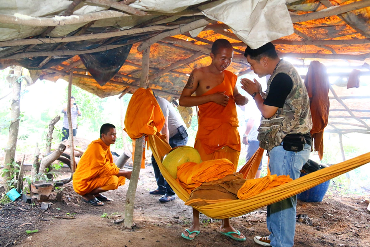 โล้นซ่าพาเสื่อม!! ผญบ.สุดทน บุกจับ พระเขมร สุดแสบ ร่ายมนต์เรี่ยไรเงินชาวบ้าน ตีเนียนพูดไทยชัดแจ๋ว จนคนเชื่อ!!  
