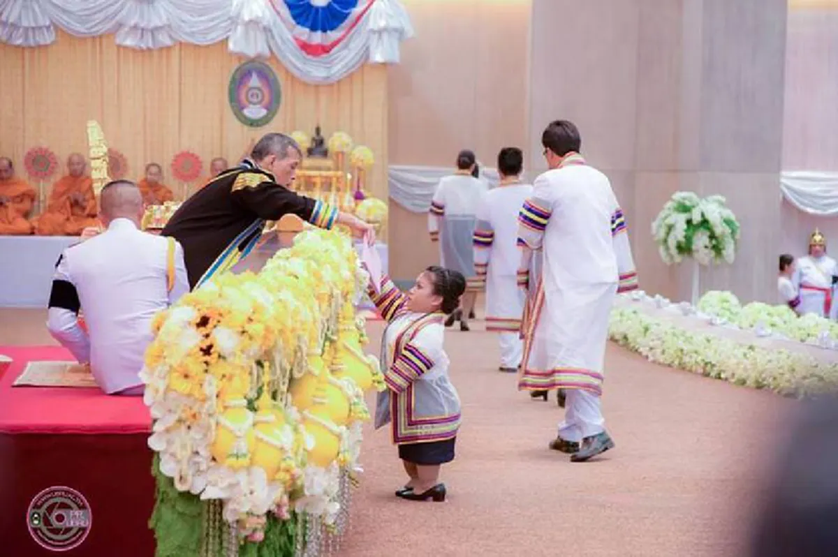 ในหลวงของเรา !!! "บัญฑิตหญิง" ร่างเล็ก เล่าวินาทีตื้นตัน ซาบซึ้ง "ทรงเอื้อมพระหัตถ์"