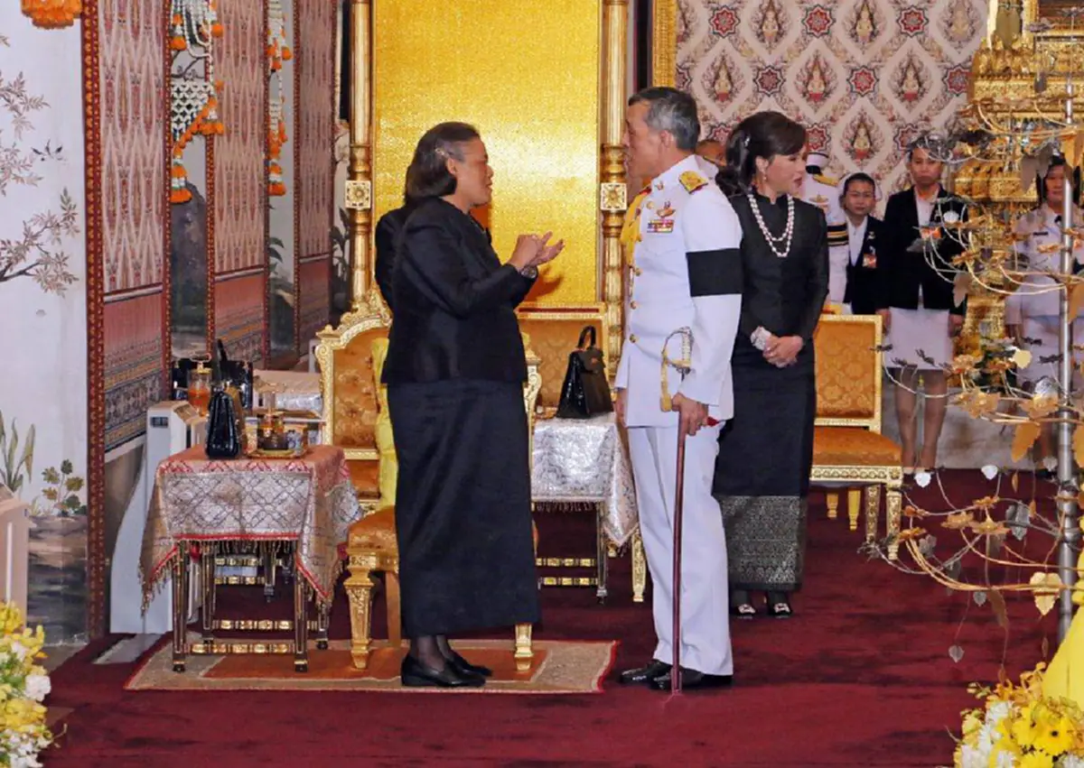 "พระมหากษัตริย์ไทย" ทรงสวมกอด...เป็นภาพที่เห็นแล้วน้ำตาไหล นึกถึงประโยคหนึ่งว่า "คำว่าพ่อสอนให้เรารักกัน พ่อไม่ได้สอนให้เรารักพ่อ" (ชมภาพ)