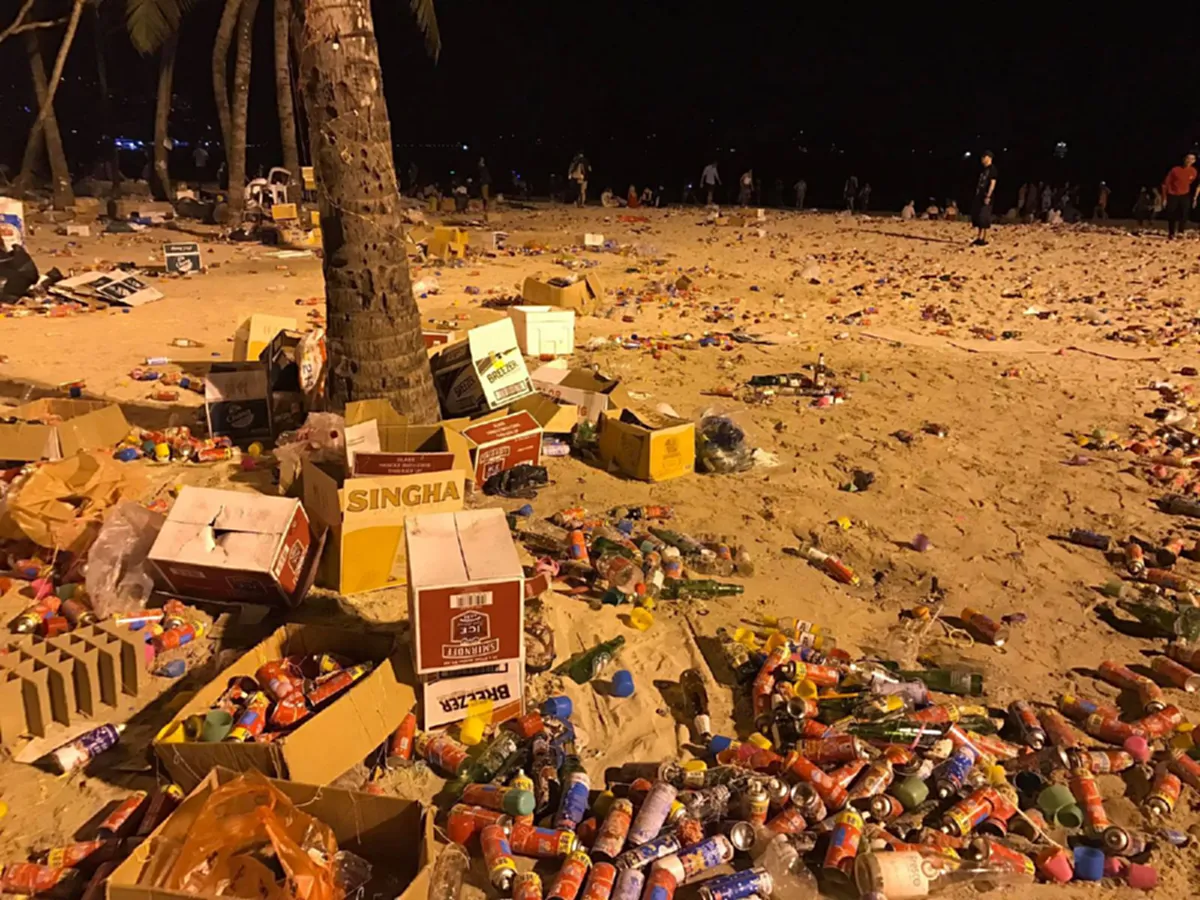 จิตสำนึกอยู่ที่ไหน??...หนุ่มโพสต์รูปสภาพ"หาดป่าตอง"หลังคืนวันปีใหม่ เป็นแบบนี้บอกเลยว่าเห็นแล้วสลดใจมากๆ(ชมภาพ+รายละเอียด)