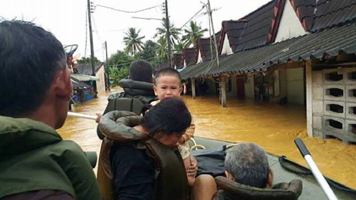 ทหารมีไว้ทำไม!!??...ตอกย้ำพวกขี้สงสัย เสี่ยงตายช่วยประชาชน ปีนี้เกือบตาย ปี 54 เคยมีผู้ต้องเสียสละชีวิต...นี่แหละ"ทหารของพระราชา 