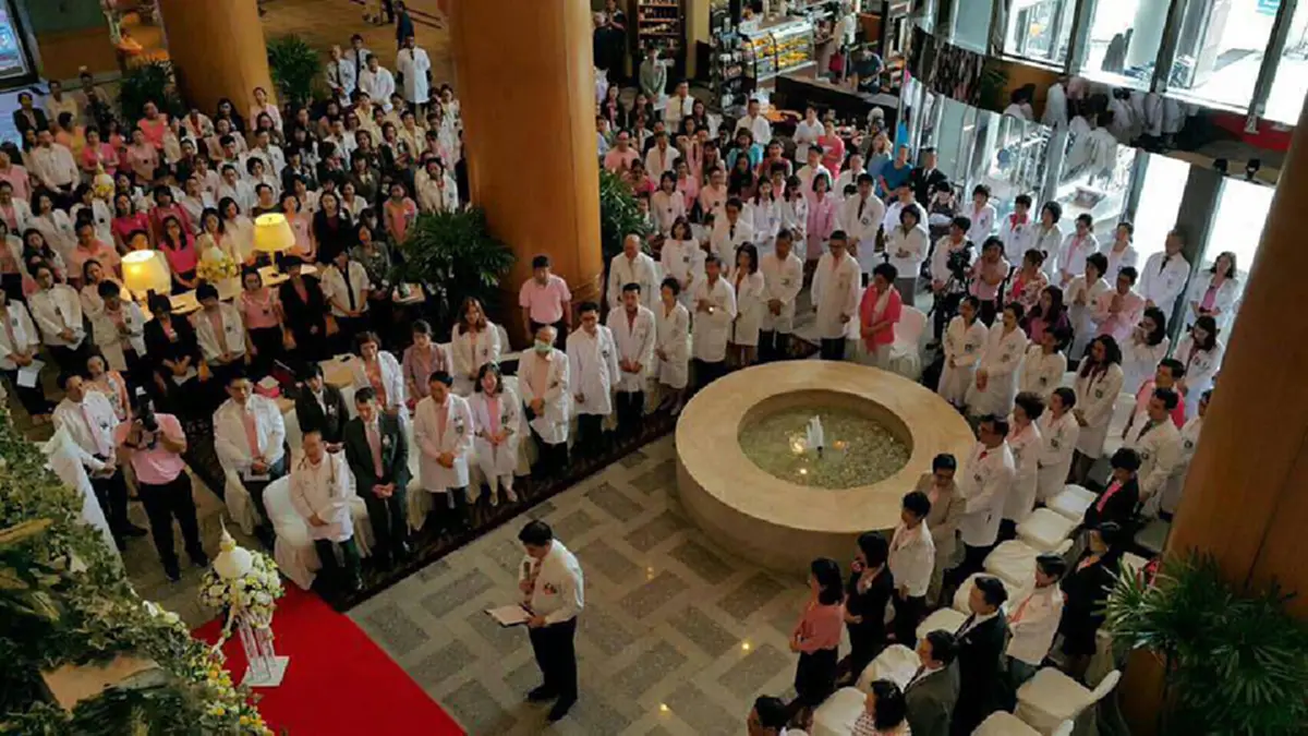 ปลื้มปิติ...คณะแพทย์ พยาบาล รพ.บำรุงราษฏร์ ร่วมสวดมนต์ถวายพระพรแด่พ่อหลวงให้ทรงหายจากพระประชวร และมีพระพลานามัยที่สมบูรณ์แข็งแรง