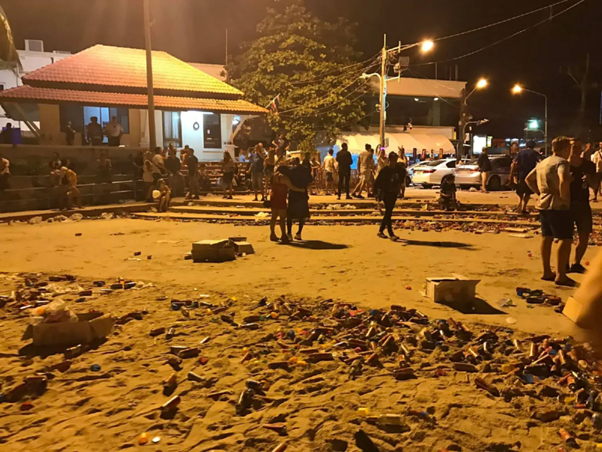จิตสำนึกอยู่ที่ไหน??...หนุ่มโพสต์รูปสภาพ"หาดป่าตอง"หลังคืนวันปีใหม่ เป็นแบบนี้บอกเลยว่าเห็นแล้วสลดใจมากๆ(ชมภาพ+รายละเอียด)
