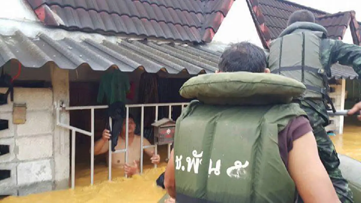 ทหารมีไว้ทำไม!!??...ตอกย้ำพวกขี้สงสัย เสี่ยงตายช่วยประชาชน ปีนี้เกือบตาย ปี 54 เคยมีผู้ต้องเสียสละชีวิต...นี่แหละ"ทหารของพระราชา 