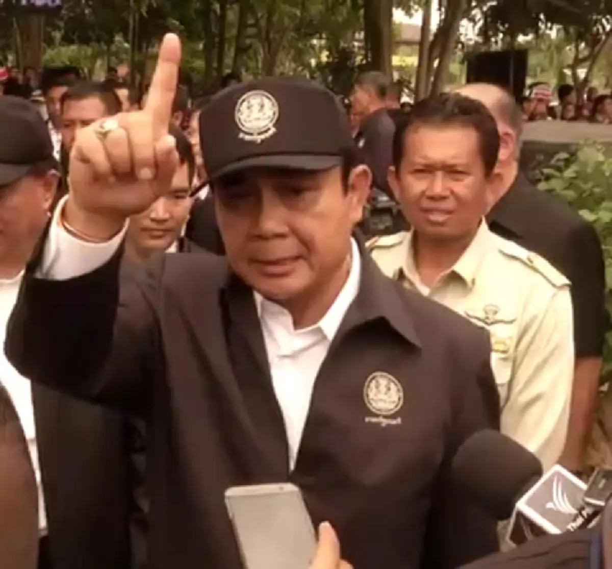 ช้างไทยต้องอดทน!!!..."บิ๊กตู่"ปลุกใจนักเตะทีมชาติไทย...เผยตามเชียร์อยู่ นัดหน้าต้องชนะให้ได้!!!(รายละเอียด)